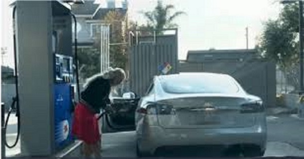 Essence dans une Tesla.jpeg